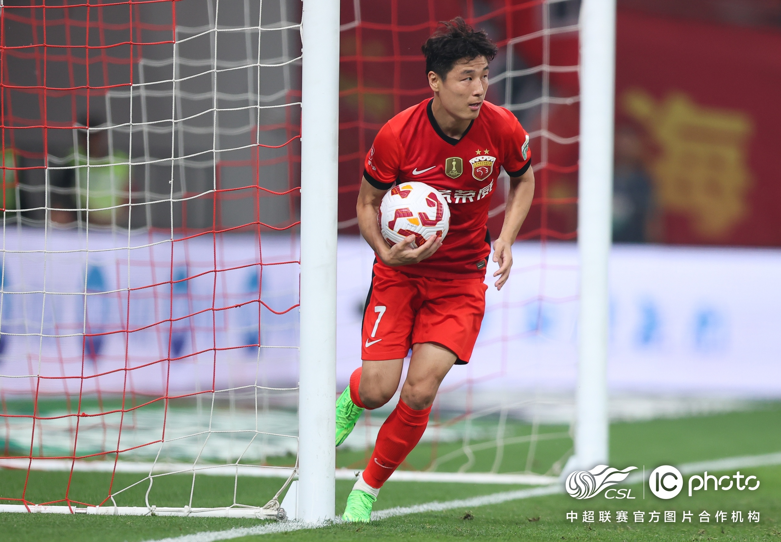 星空体育- 上海海港迎欧超杯关键赛，转会期远射贴柱，底气十足，训练强度明显提升