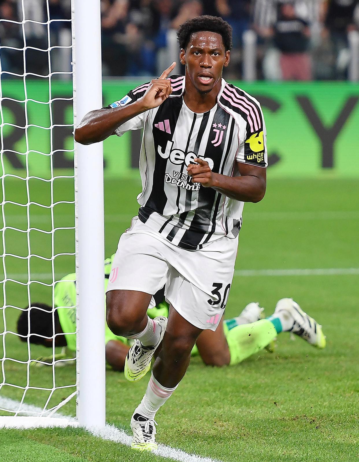 星空体育-风云突变！尤文图斯冲刺阶段遗憾出局，意甲版图或变，话题不断，阵容厚度经受考验(今日意甲争冠格局突变尤文连败)